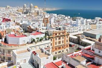 Blick über die Dächer von Cádiz (Symbolbild): In der spanischen Stadt sollen die Rentner unter unzumutbaren Zuständen festgehalten worden sein.