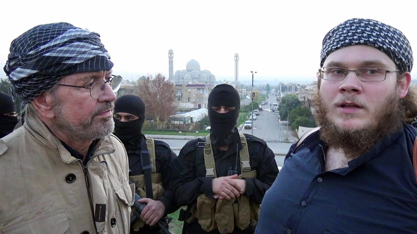 "Wer uns nicht anerkennt, den werden wir töten": Publizist Todenhöfer mit dem deutschen Islamisten Christian Emde (rechts im Bild) im Dezember 2014 in Mossul.