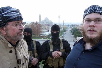 "Wer uns nicht anerkennt, den werden wir töten": Publizist Todenhöfer mit dem deutschen Islamisten Christian Emde (rechts im Bild) im Dezember 2014 in Mossul.