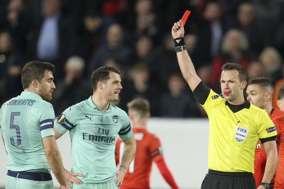 Schiedsrichter Slowake Ivan Kruzliak zeigt Arsenals Sokratis(l) die Rote Karte.