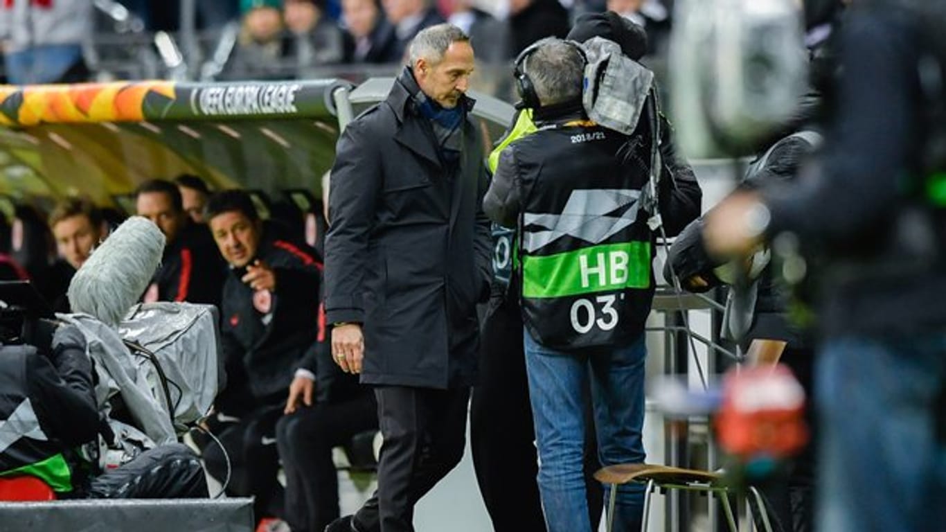 Eintracht-Coach Adi Hütter auf dem Weg auf die Tribüne.