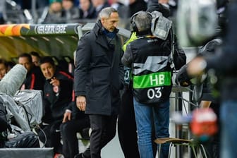 Eintracht-Coach Adi Hütter auf dem Weg auf die Tribüne.