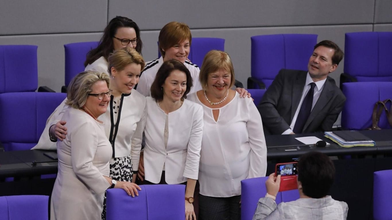 Katarina Barley (Mitte) bei der Feierstunde zu 100 Jahren Frauenwahlrecht im Bundestag.