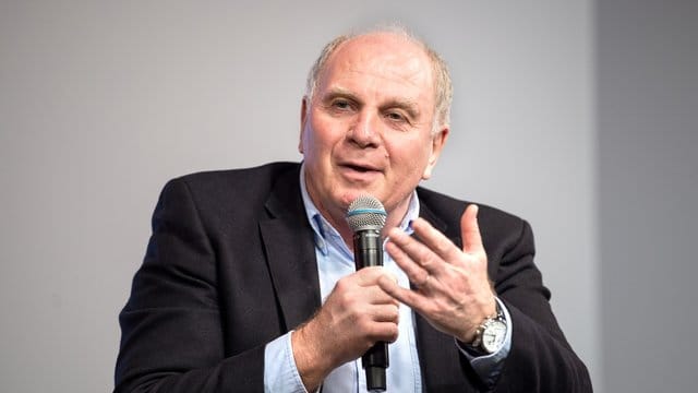 Hält sich noch bedeckt: Bayern-Präsident Uli Hoeneß.
