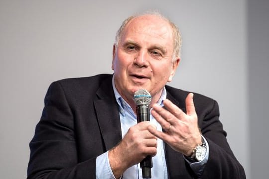 Hält sich noch bedeckt: Bayern-Präsident Uli Hoeneß.
