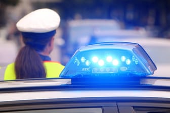 Einsatzwagen der Polizei mit eingeschaltetem Blaulicht: Gaffer haben nach einem Unfall auf der A5 einen Stau verursacht.