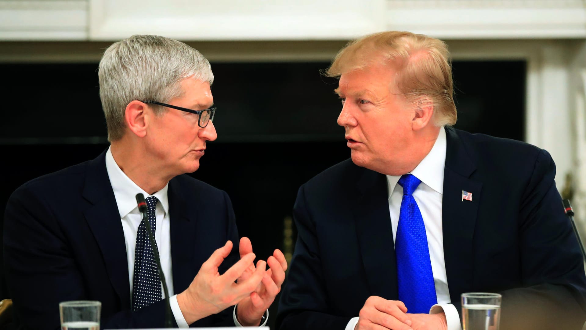 Donald Trump, Tim Cook: Bei einem Treffen im Weißen Haus hatte sich der US-Präsident einen Versprecher geleistet, der ihm später viel Spott einbrachte.