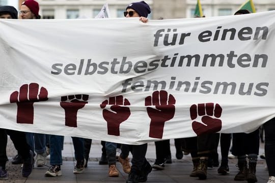 Demonstration zum Internationalen Frauentag auf dem Hamburger Rathausmarkt.