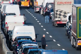 So soll es sein: Verkehrsteilnehmer haben vor einer Unfallstelle auf der Autobahn A2 vor dem Kreuz Buchholz eine Rettungsgasse gebildet.