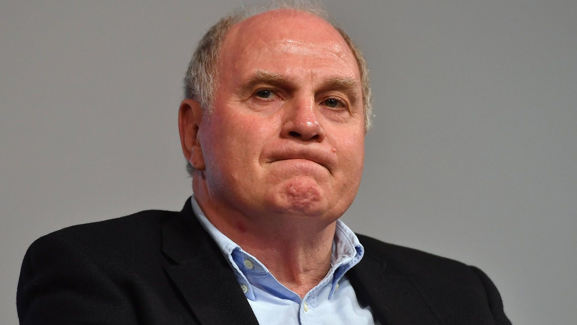 Bayern-Präsident Uli Hoeneß möchte zu einem späteren Zeitpunkt noch einmal zu dem plötzlichen DFB-Aus seiner Spieler Mats Hummels, Jerome Boateng und Thomas Müller äußern.