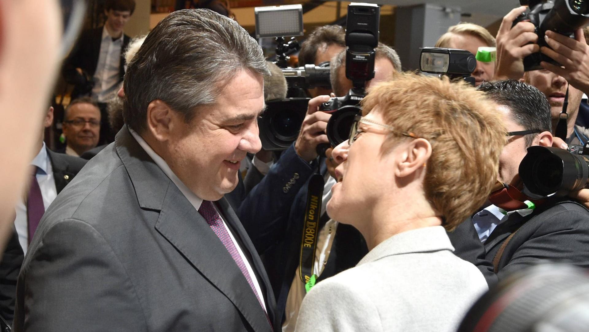 Sigmar Gabriel und Annegret Kramp-Karrenbauer: Die Politiker sind sich einig, dass Karneval auch einmal Witze gemacht werden dürfen.