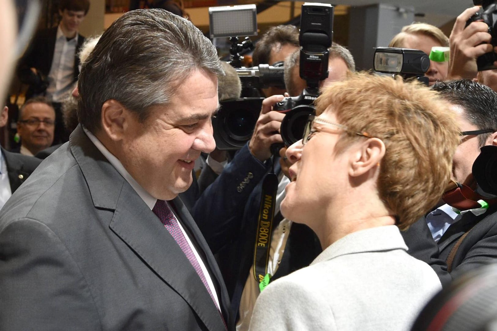 Sigmar Gabriel und Annegret Kramp-Karrenbauer: Die Politiker sind sich einig, dass Karneval auch einmal Witze gemacht werden dürfen.