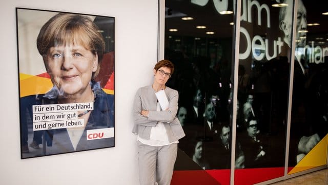 "Wenn Frau Merkel versuchen sollte, ihre Kanzlerschaft an Frau Kamp-Karrenbauer zu übergeben, gäbe es sofort Neuwahlen", sagt der Chef des konservativen Seeheimer Kreises in der SPD, Johannes Kahrs. "Wenn Frau Merkel versuchen sollte, ihre Kanzlerschaft an Frau Kamp-Karrenbauer zu übergeben, gäbe es sofort Neuwahlen", sagt der Chef des konservativen Seeheimer Kreises in der SPD, Johannes Kahrs.