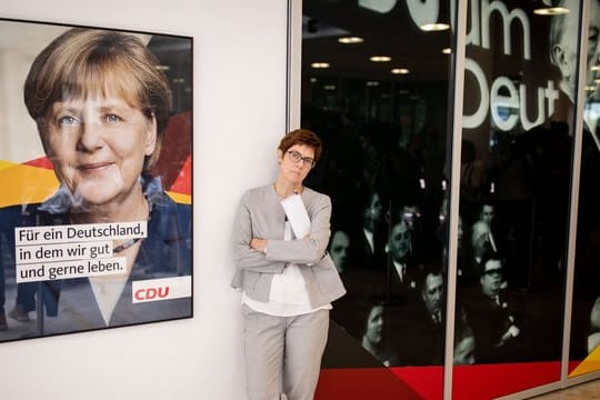 "Wenn Frau Merkel versuchen sollte, ihre Kanzlerschaft an Frau Kamp-Karrenbauer zu übergeben, gäbe es sofort Neuwahlen", sagt der Chef des konservativen Seeheimer Kreises in der SPD, Johannes Kahrs.