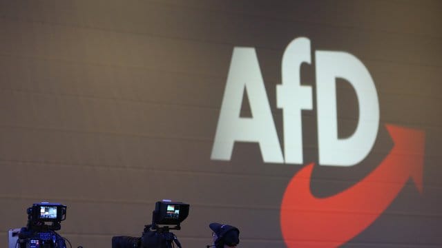 Das Bundesamt für Verfassungsschutz hat die Entscheidung des Kölner Verwaltungsgerichts akzeptiert und wird die Partei nicht mehr öffentlich als "Prüffall" bezeichnen. Das Bundesamt für Verfassungsschutz hat die Entscheidung des Kölner Verwaltungsgerichts akzeptiert und wird die Partei nicht mehr öffentlich als "Prüffall" bezeichnen.