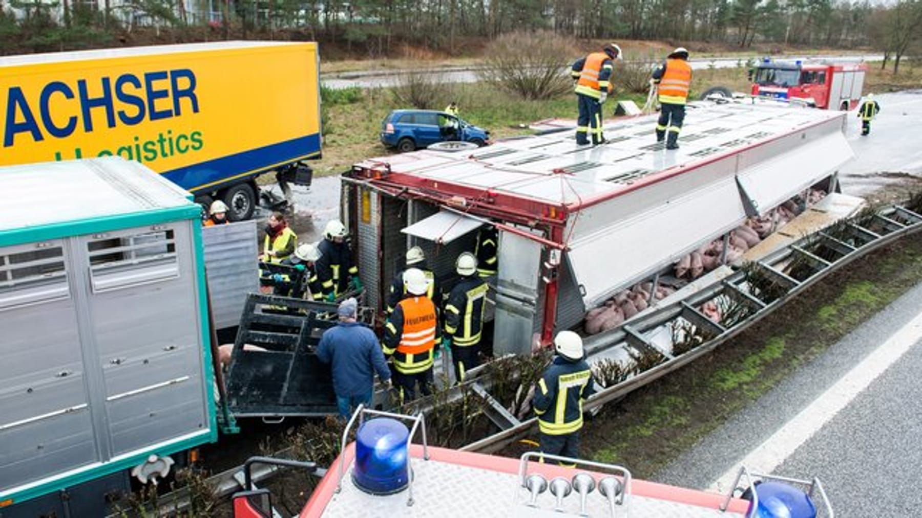 Lkw Stürzte Auf Die Seite: Drei Tote Bei Karambolage Mit ...