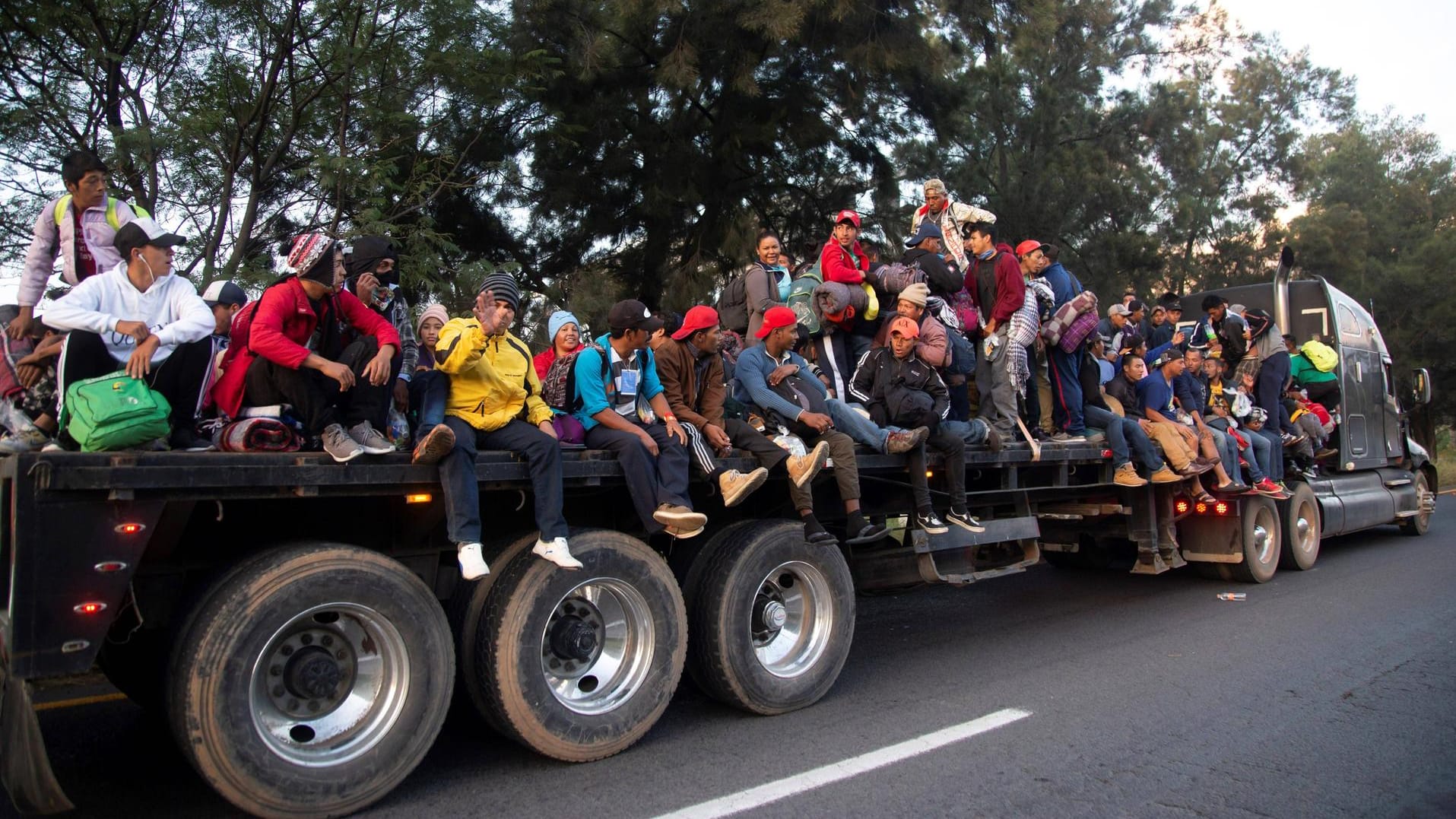 Migranten-Transport in Mexiko: Mindestens 25 Menschen sind bei einem Unfall ums Leben gekommen. (Archivbild) Migranten-Transport in Mexiko: Mindestens 25 Menschen sind bei einem Unfall ums Leben gekommen. (Archivbild)
