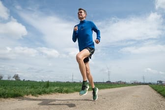 Um eine höhere Geschwindigkeit zu erreichen, stoßen sich Profi-Läufer kräftig vom Untergrund ab.