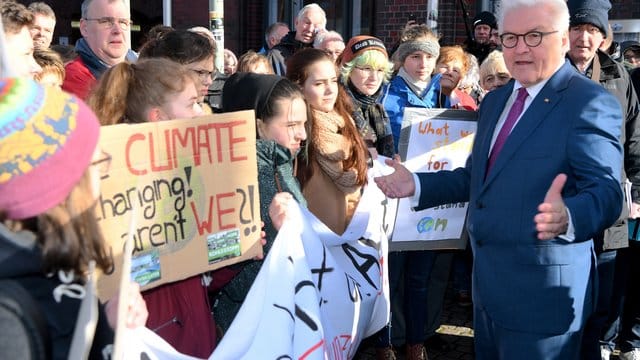 Bundespräsident Steinmeier mit Schülern die in Neumünster gegen den Klimawandel demonstrieren. Bundespräsident Steinmeier mit Schülern die in Neumünster gegen den Klimawandel demonstrieren.
