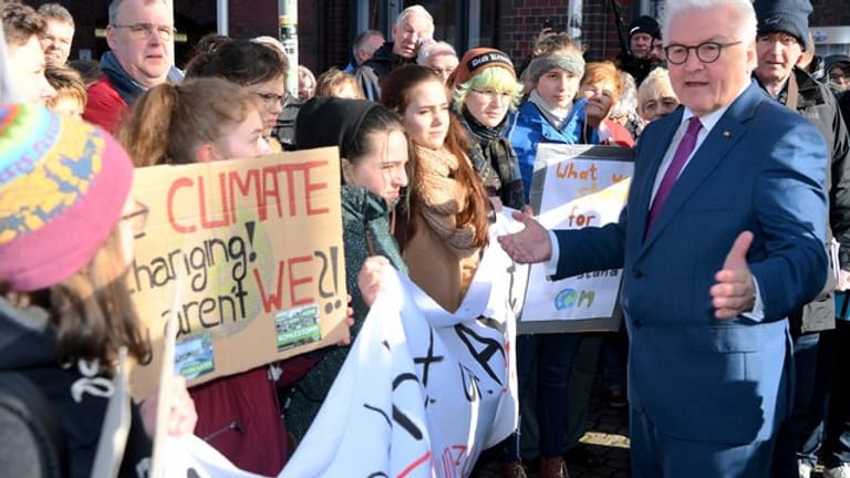 Bundespräsident Steinmeier mit Schülern die in Neumünster gegen den Klimawandel demonstrieren.