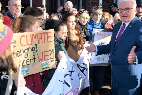 Bundespräsident Steinmeier mit Schülern die in Neumünster gegen den Klimawandel demonstrieren.