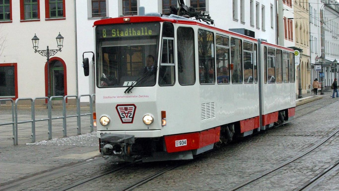 Straßenbahn in Zwickau: Ein Mann übersah die Tram und wurde erfasst. (Archivbild)
