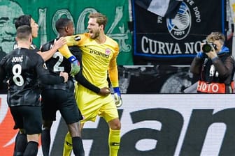 Eintracht-Keeper Kevin Trapp wird nach seinem gehaltenen Elfmeter gegen Inter gefeiert.
