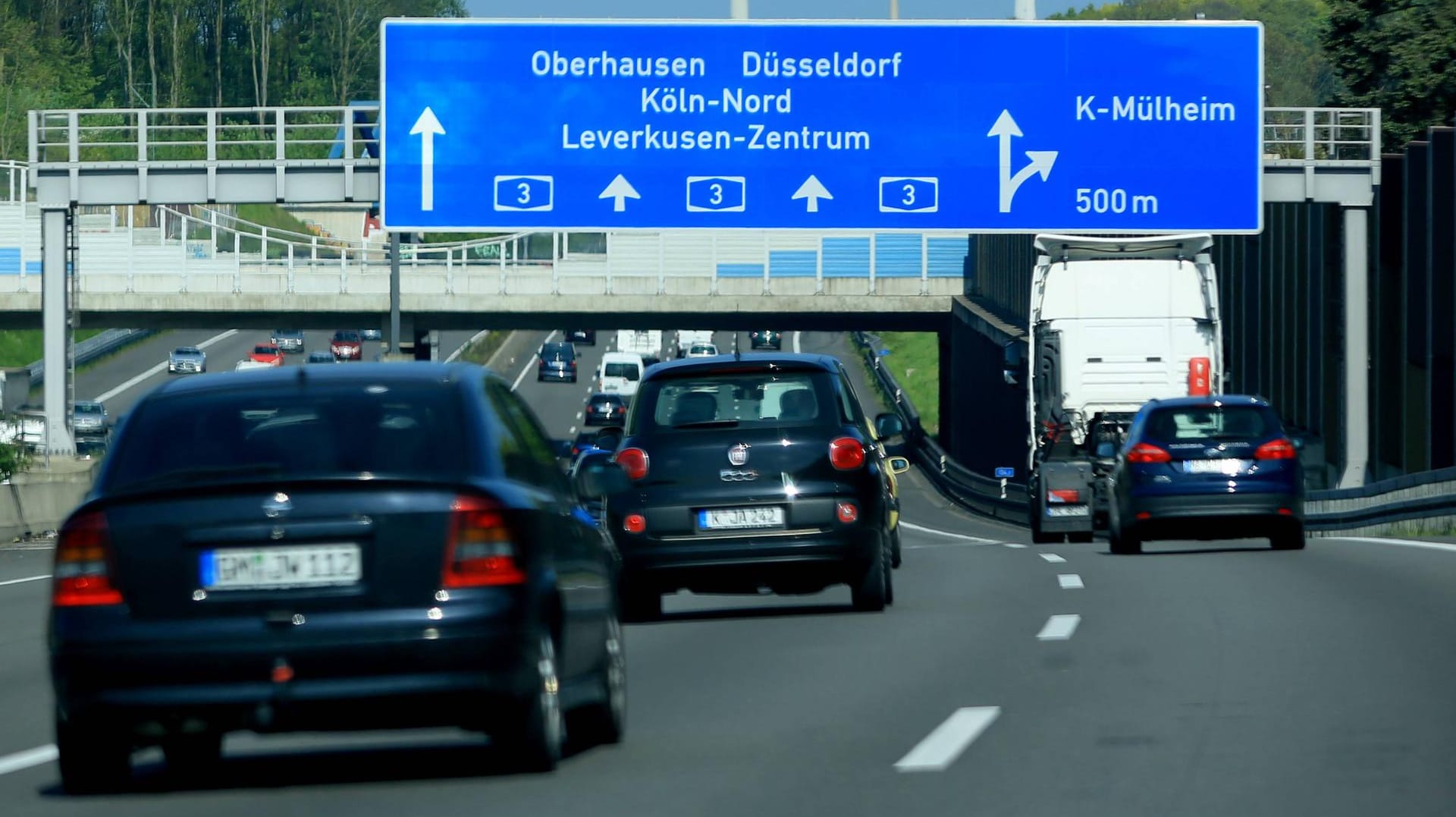 Autobahn 3: Eine Frau wurde schwer verletzt ins Krankenhaus gebracht. (Archivbild)