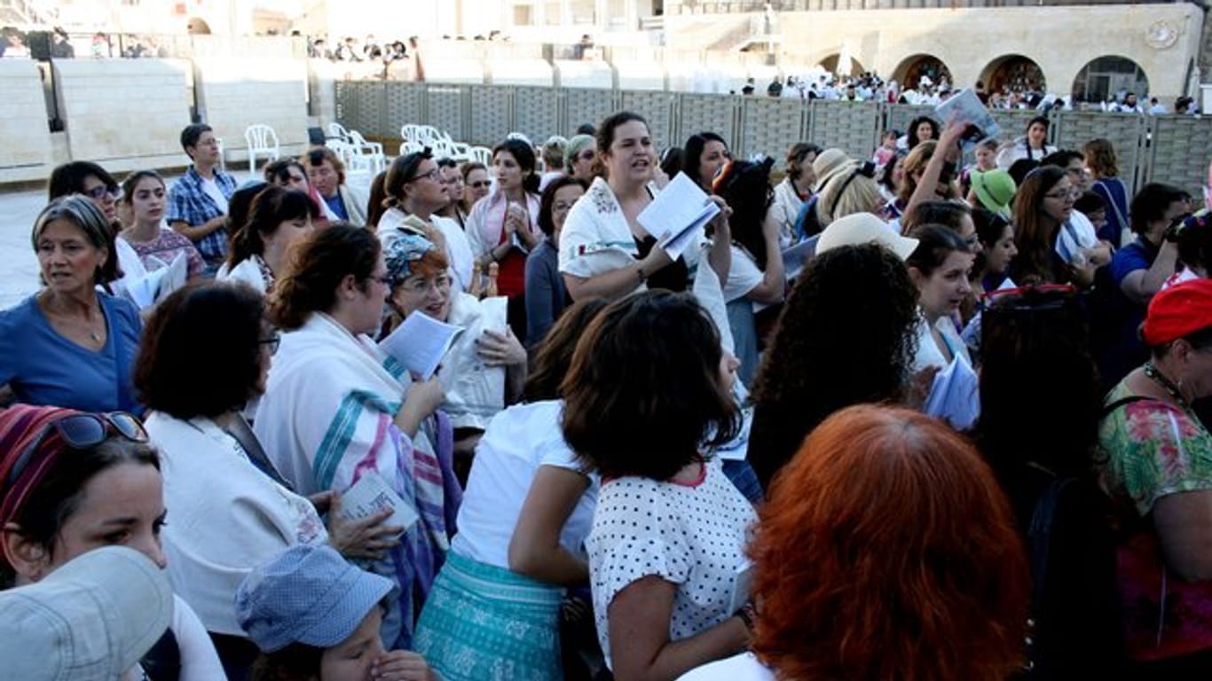 Die "Frauen der Mauer" beten an der Klagemauer.