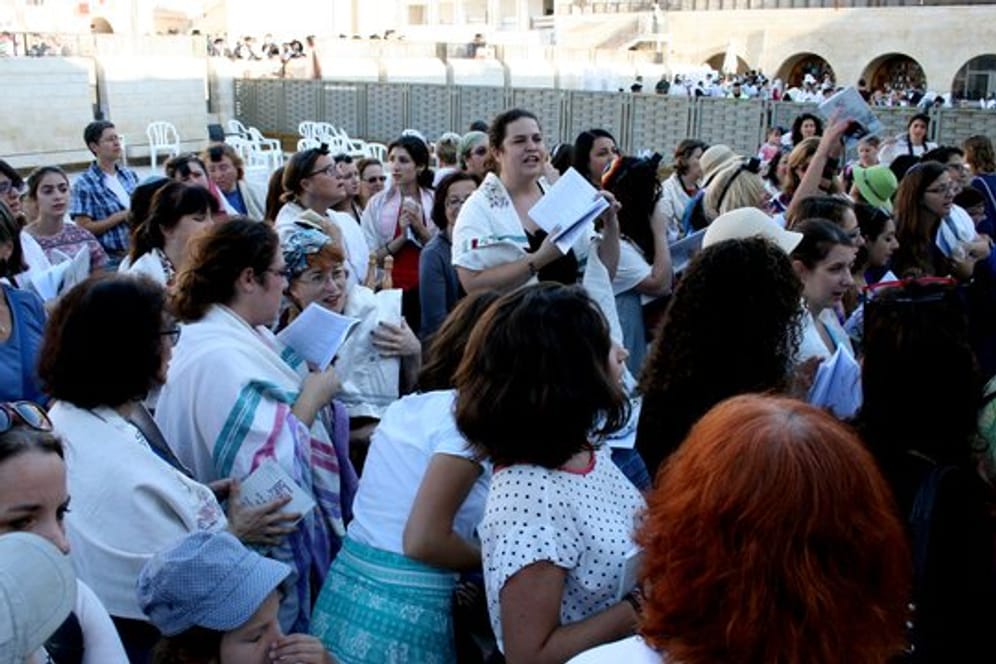 Die "Frauen der Mauer" beten an der Klagemauer.