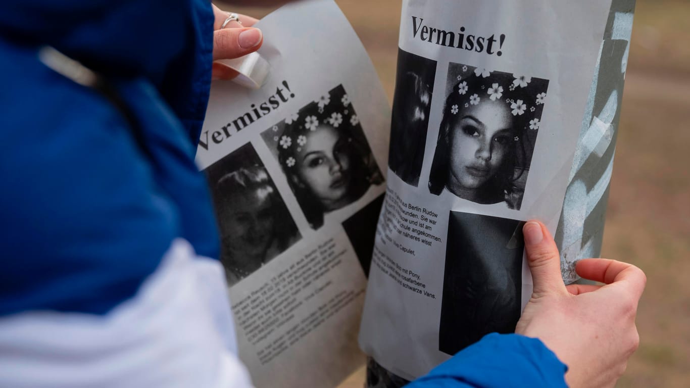 Ein junges Mädchen klebt in Berlin Flugblätter im Fall Rebecca: Die Liste vermisster Menschen in Deutschland ist lang.