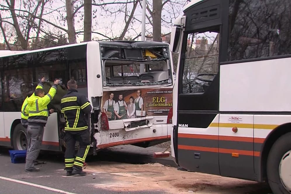 Busunfall: 23 Menschen sind in Altenburg verletzt worden.