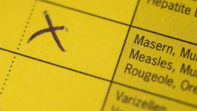 Nach einem Masernausbruch an einer Gesamtschule in Hildesheim droht ungeimpften Kindern der Schulausschluss. Nach einem Masernausbruch an einer Gesamtschule in Hildesheim droht ungeimpften Kindern der Schulausschluss.