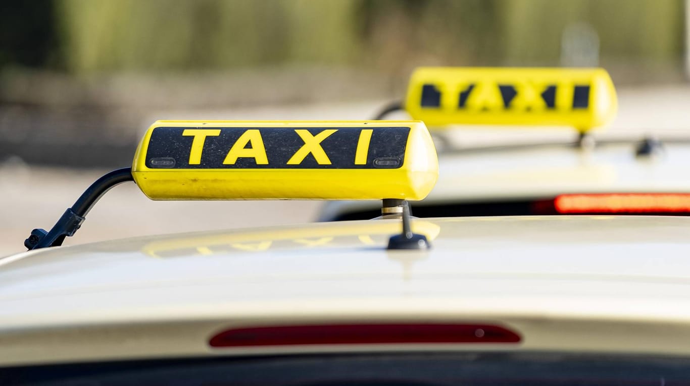 Taxi-Schild: Zwei Männer in Berlin wollten ihre Fahrt nicht bezahlen. (Symbolbild)