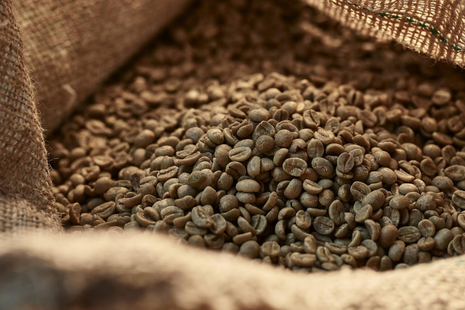 Kaffeebohnen: 3.000 Kilo erbeuteten Diebe auf der A7. (Symbolbild)