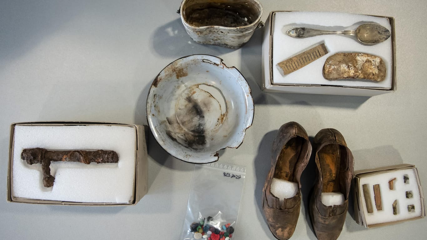 Ausgrabungsfunde zu NS-Verbrechen: Im Sauerland wurden Hunderte Sachen gefunden.