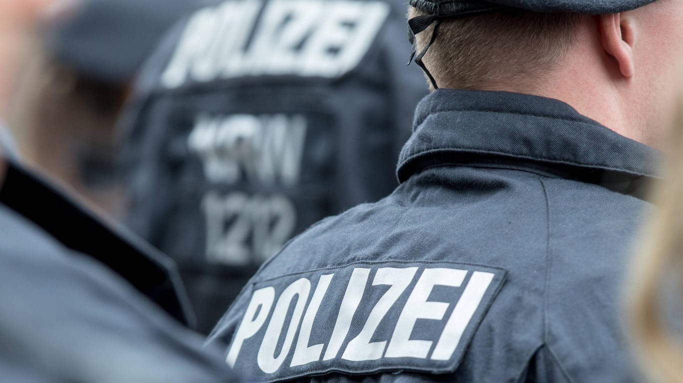 Polizisten im Einsatz: Ein Drogenlabor in NRW wurde durchsucht. (Symbolbild)
