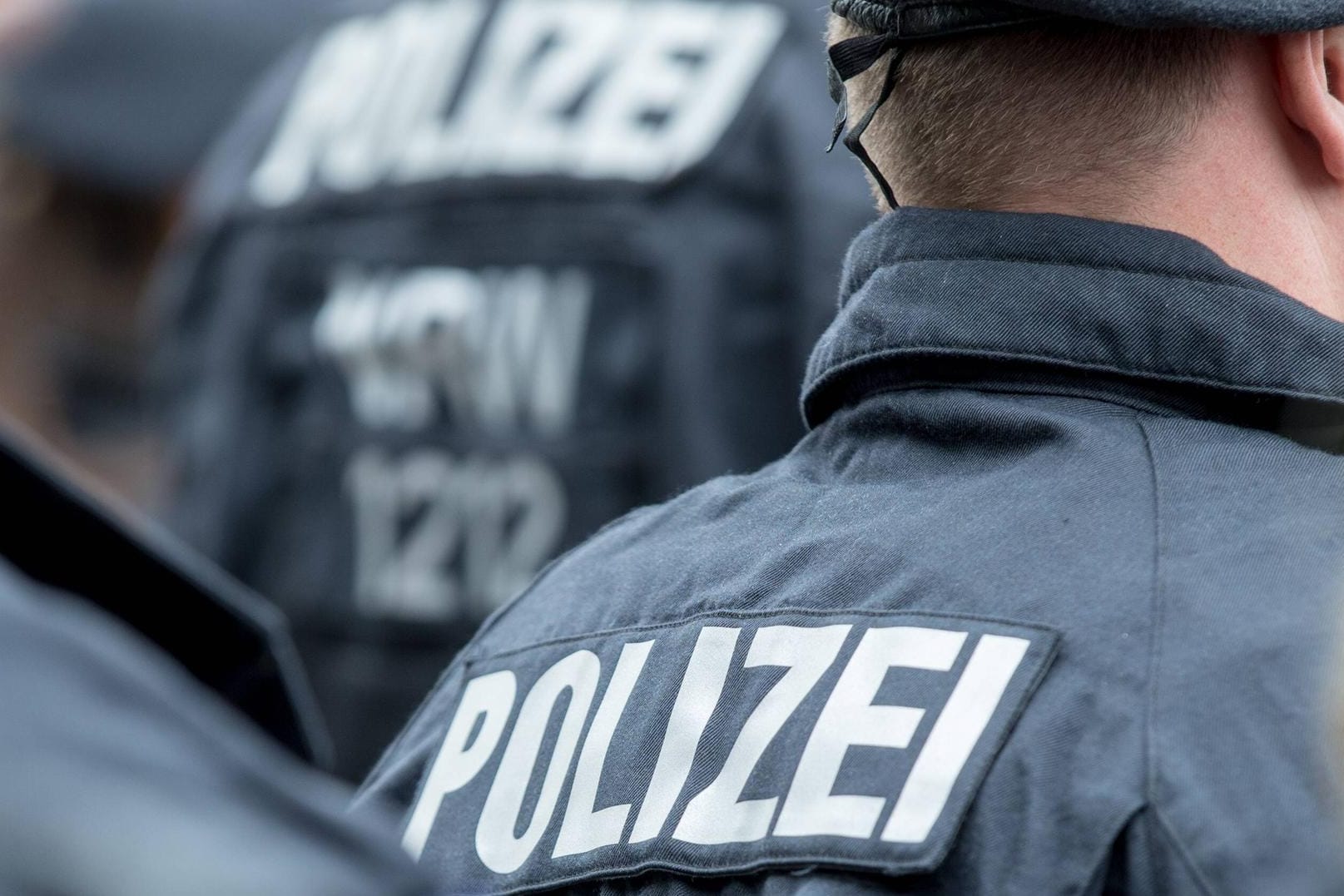 Polizisten im Einsatz: Ein Drogenlabor in NRW wurde durchsucht. (Symbolbild)