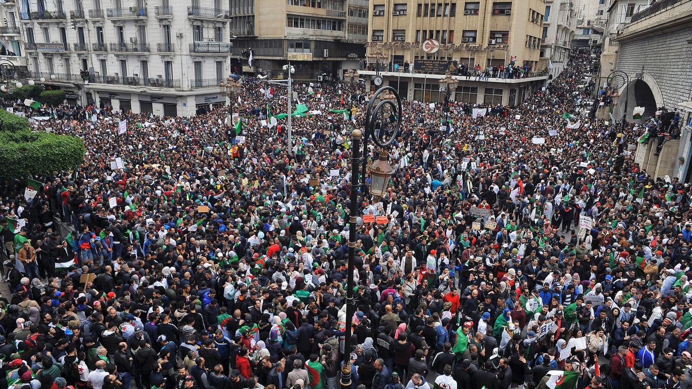 Massenproteste: Trotz eines starken Sicherheitsaufgebots sind in Algerien erneut Tausende Menschen gegen Präsident Bouteflika auf die Straße gegangen.