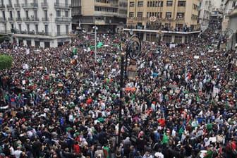 Massenproteste: Trotz eines starken Sicherheitsaufgebots sind in Algerien erneut Tausende Menschen gegen Präsident Bouteflika auf die Straße gegangen.