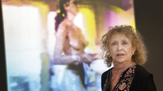 Carolee Schneemann vor ihrer Arbeit "Body Collage" (1967).