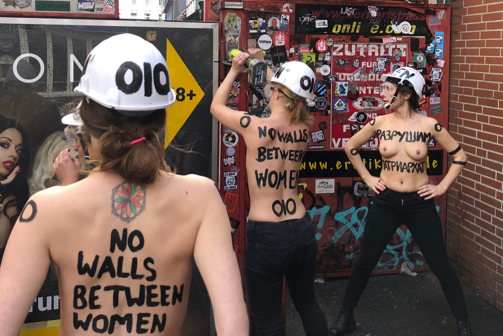 Aktivistinnen von Femen in Hamburg: Mit nacktem Oberkörper und einer Flex demontieren sie im Rotlichtviertel von St. Pauli einen Sichtschutz der Herbertstraße.