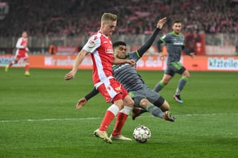Felix Kroos (l.) im Duell mit Paulo Otavio: Union Berlin will mit einem Sieg gegen Ingolstadt vorläufig Platz zwei erobern.