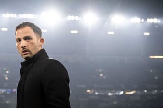 S04-Trainer Domenico Tedesco steht gegen Werder Bremen enorm unter Druck.