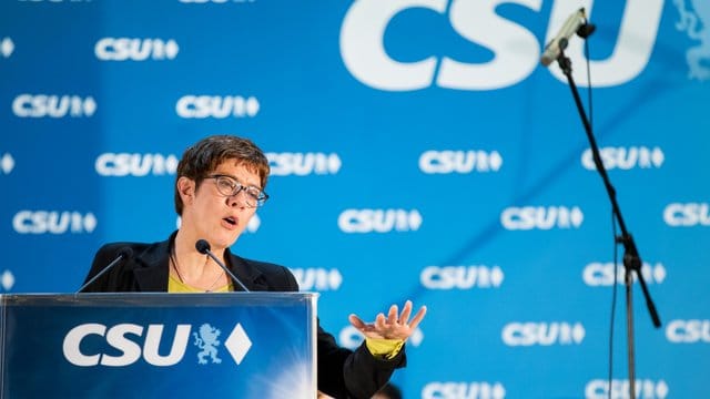 Kramp-Karrenbauer wirft Rot-grün vor, aus ihren umstrittenen Karnevals-Äußerungen eine große Debatte zu machen. Kramp-Karrenbauer wirft Rot-grün vor, aus ihren umstrittenen Karnevals-Äußerungen eine große Debatte zu machen.