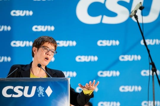Kramp-Karrenbauer wirft Rot-grün vor, aus ihren umstrittenen Karnevals-Äußerungen eine große Debatte zu machen.