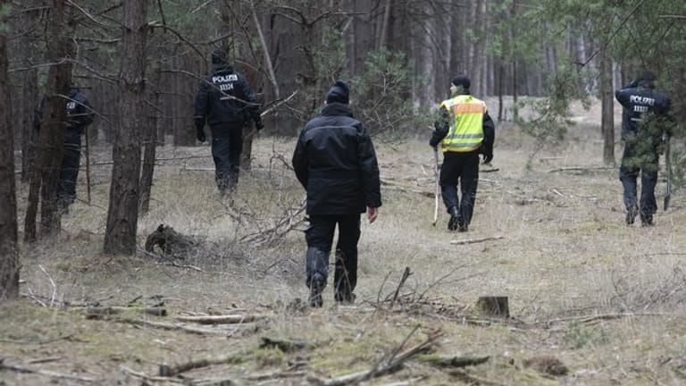 Polizisten durchsuchen am Samstag ein Waldstück im Landkreis Oder Spree auf der Suche nach Rebecca.