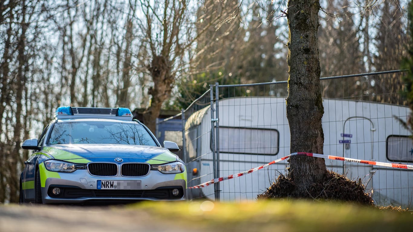 Polizeiauto auf dem Campingplatz Lügde: Laut NRW-Innenministerium war der vorbestrafte Polizist nicht direkt an den Ermittlungen beteiligt.