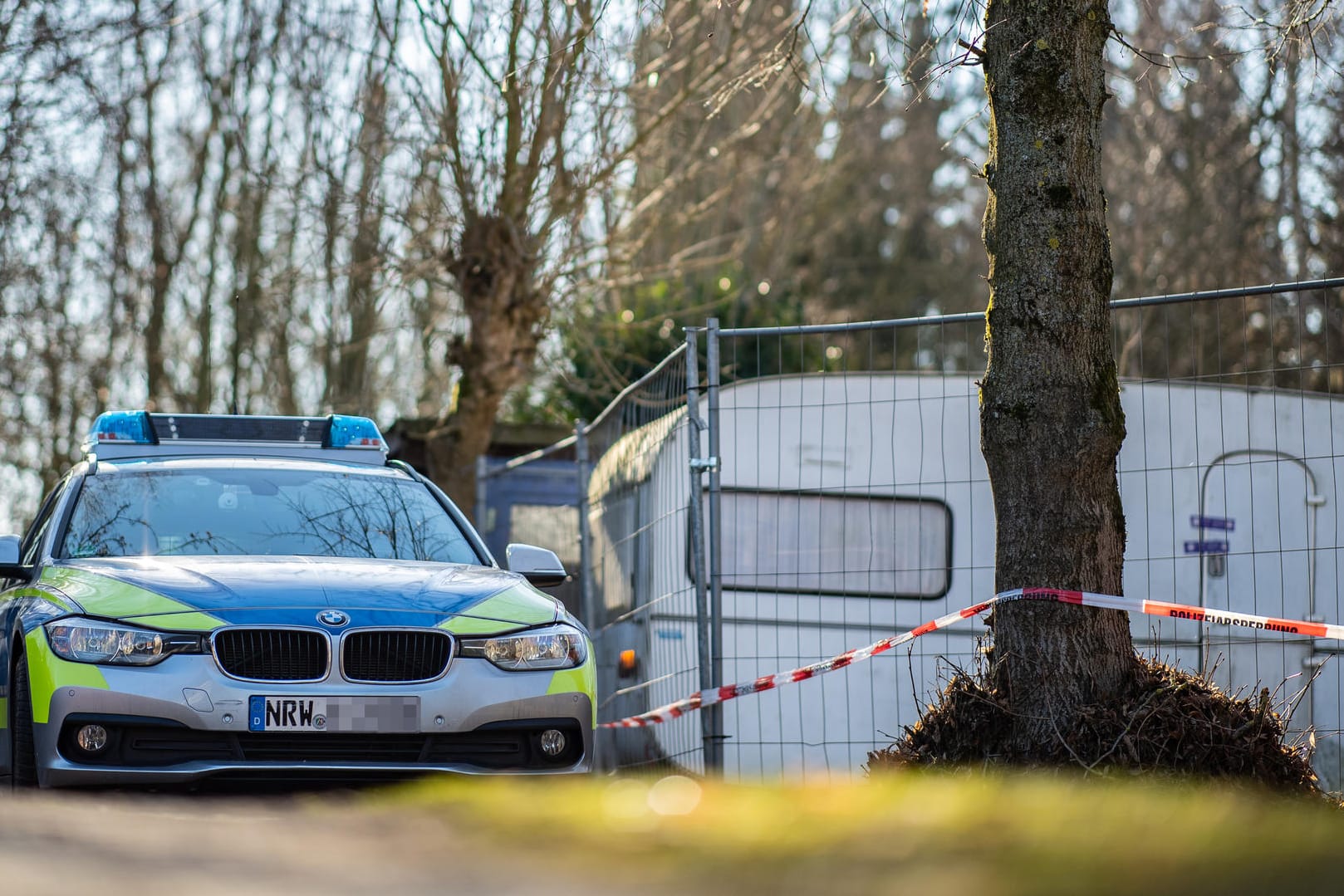 Polizeiauto auf dem Campingplatz Lügde: Laut NRW-Innenministerium war der vorbestrafte Polizist nicht direkt an den Ermittlungen beteiligt.
