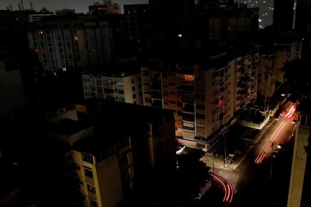 Wohnhäuser in Caracas: Durch den Stromausfall bleibt es in den meisten Wohnungen dunkel.
